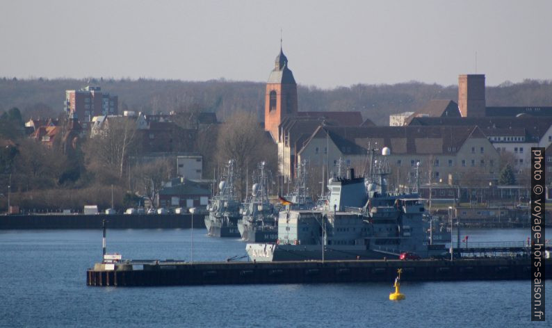 Navires de guerre dans la base marine de Kiel. Photo © André M. Winter