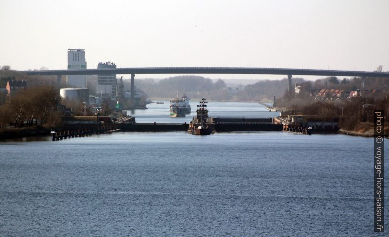 Éculse double et ponts hauts de Kiel-Holtenau. Photo © André M. Winter