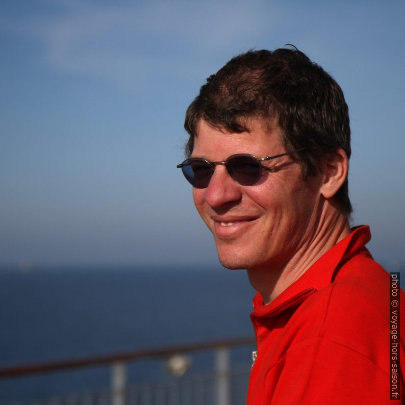 André sur le ferry. Photo © Alex Medwedeff