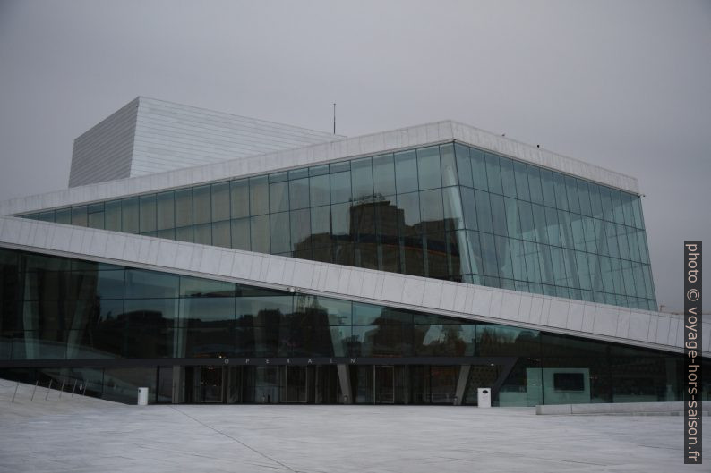 Entrée de l'Opéra d'Oslo. Photo © Alex Medwedeff