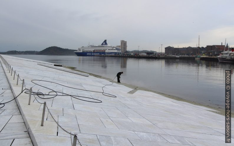 Nettoyage de la Plage de l'Opéra d'Oslo. Photo © André M. Winter