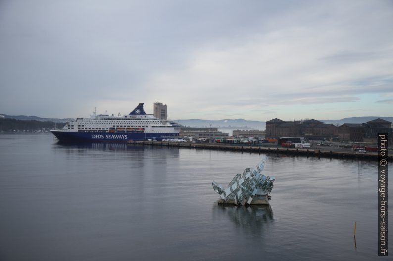 Sculpture flottante She Lies et le ferry Pearl Seaways à Oslo. Photo © Alex Medwedeff