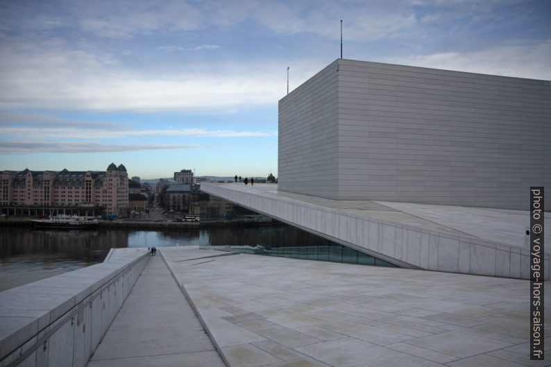 Rampe sud de l'Opéra d'Oslo et reflets dans la façade de verre. Photo © Alex Medwedeff