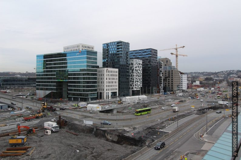 Immeubles modernes en construction sur la Rostockergata. Photo © André M. Winter