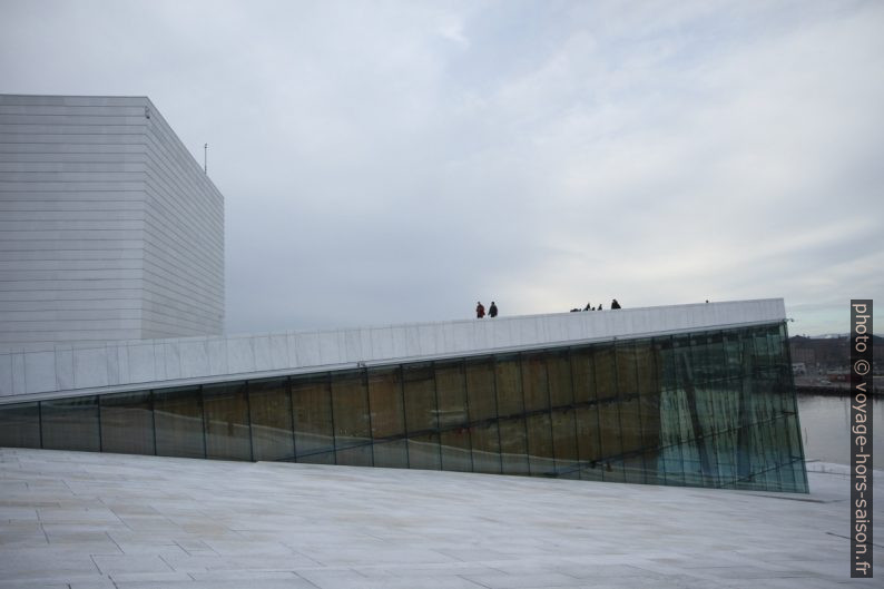 Toit incliné de l'Opéra d'Oslo. Photo © Alex Medwedeff