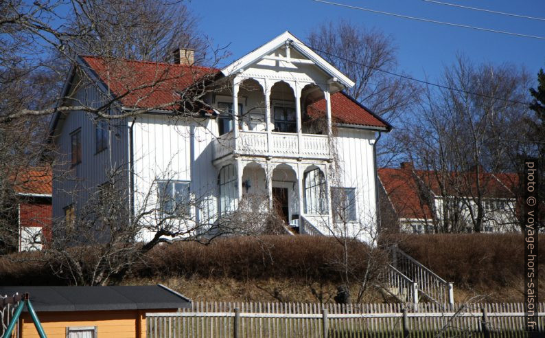 Grande maison en bois avec véranda ouverte. Photo © Alex Medwedeff