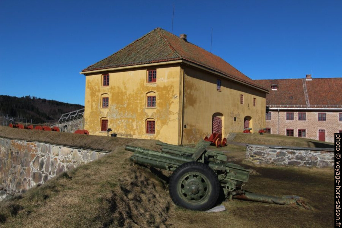 Canons de la 2e guerre mondiale devant l'Arsenal de la forteresse de Kongsvinger. Photo © André M. Winter