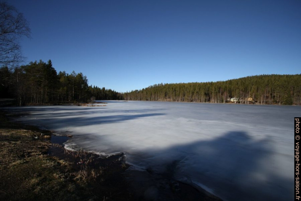 Le Lac Veslevatnet gelé près de la frontière suédoise. Photo © André M. Winter