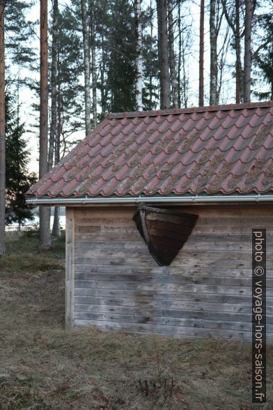 Proue de bateau sur une cabane. Photo © Alex Medwedeff