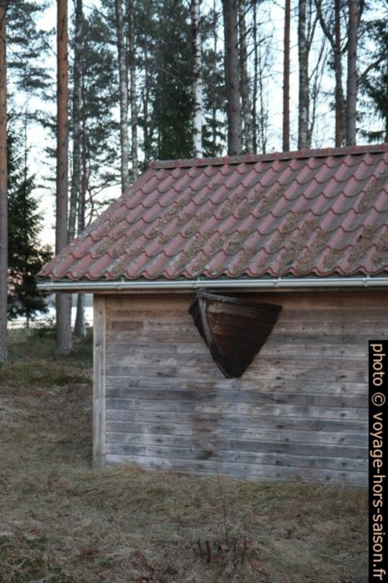 Proue de bateau sur une cabane. Photo © Alex Medwedeff