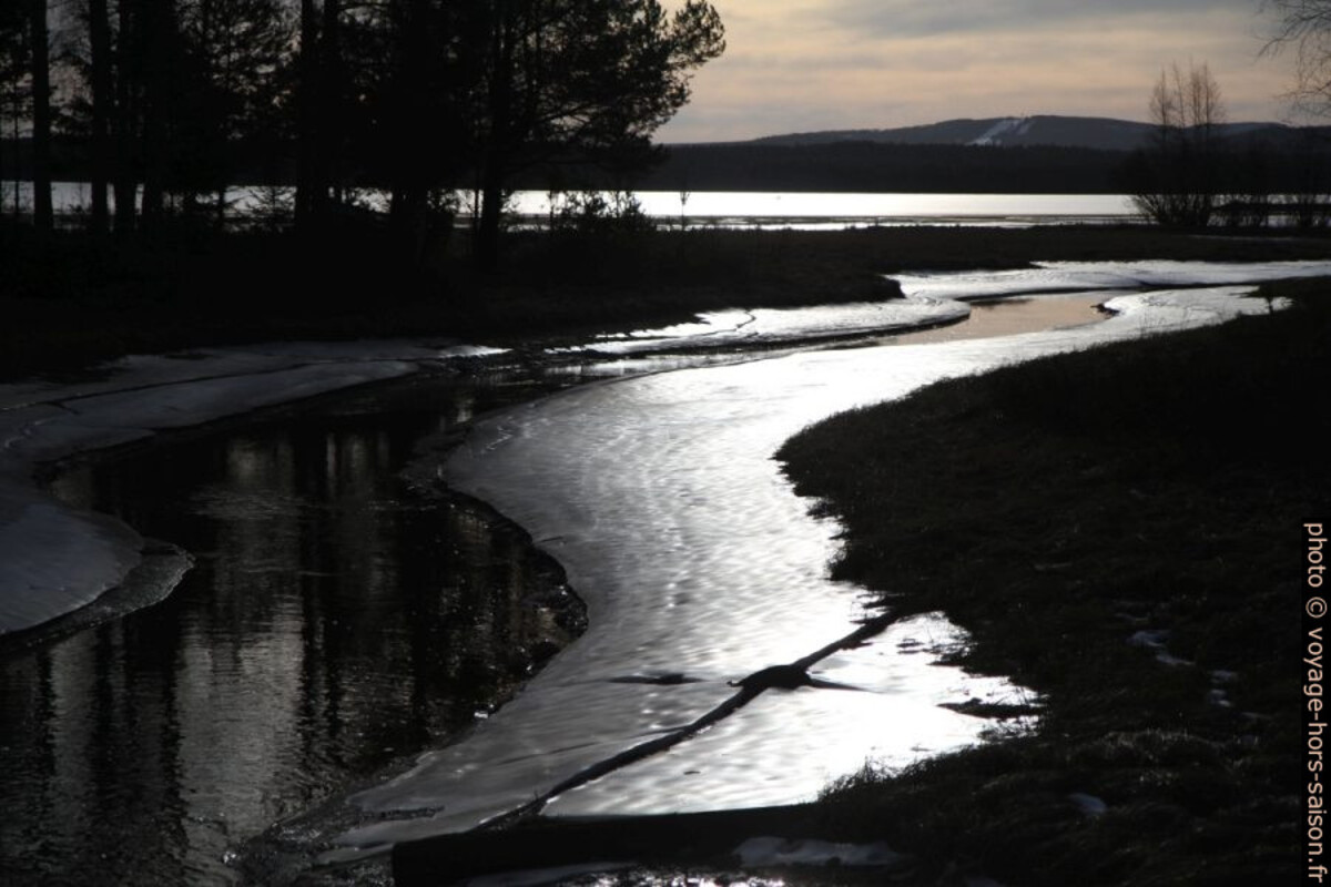 Rivière gelée en bordure du Lac Siljan en contre-jour. Photo © Alex Medwedeff