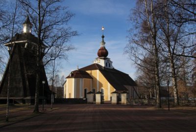 La tour de guet au feu et l'église de Leksand. Photo © André M. Winter