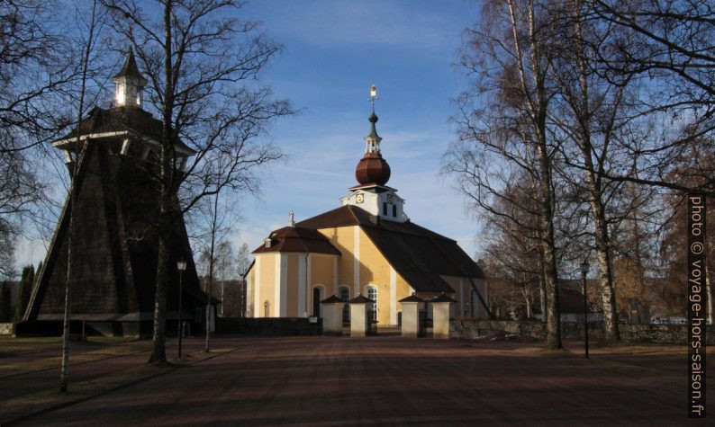 La tour de guet au feu et l'église de Leksand. Photo © André M. Winter