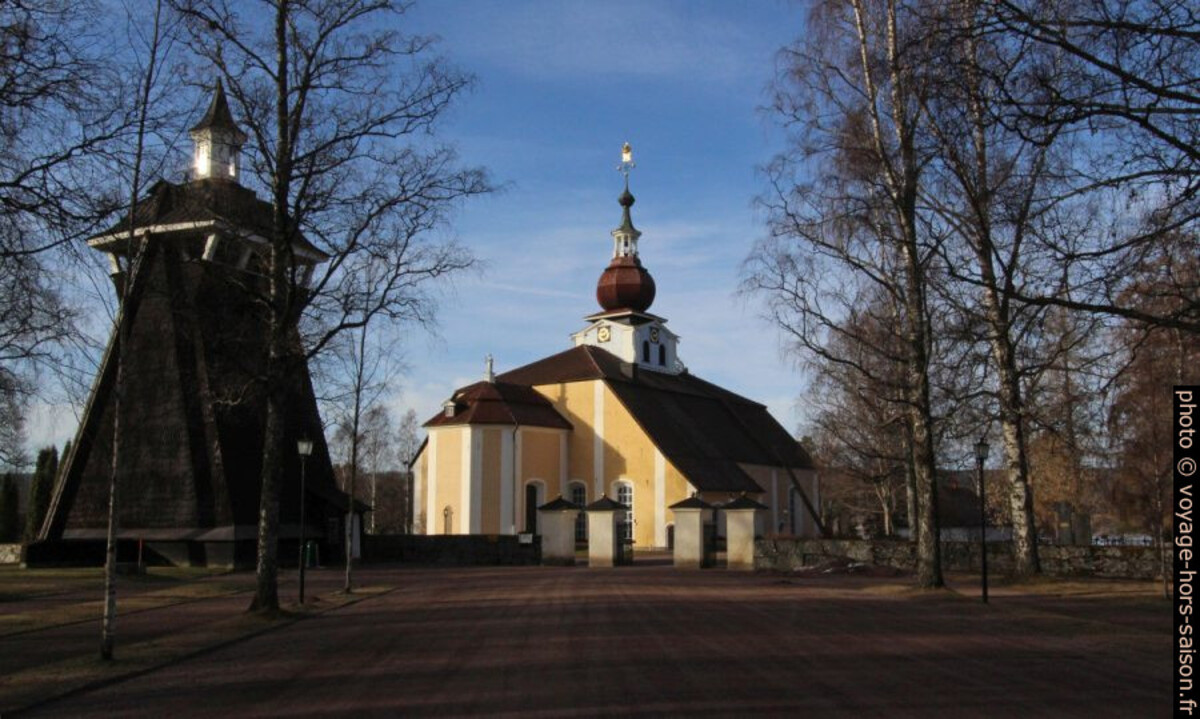 La tour de guet au feu et l'église de Leksand. Photo © André M. Winter