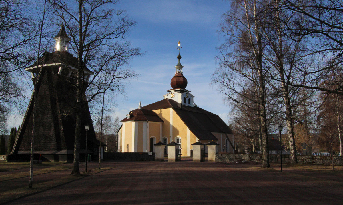 La tour de guet au feu et l'église de Leksand. Photo © André M. Winter