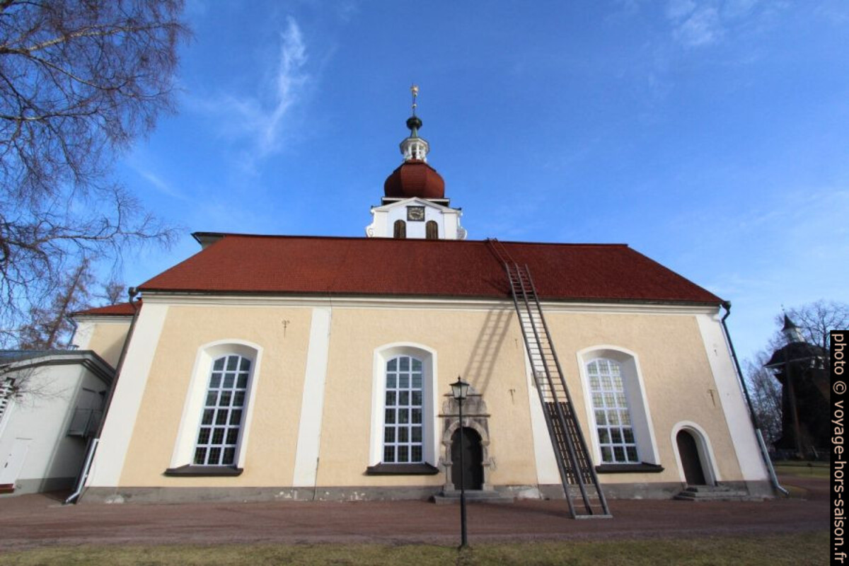 Face sud de l'église de Leksand. Photo © André M. Winter