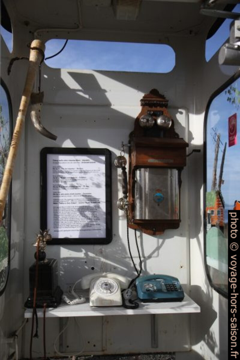 Cabine téléphonique avec appareil anciens à Tällberg. Photo © Alex Medwedeff