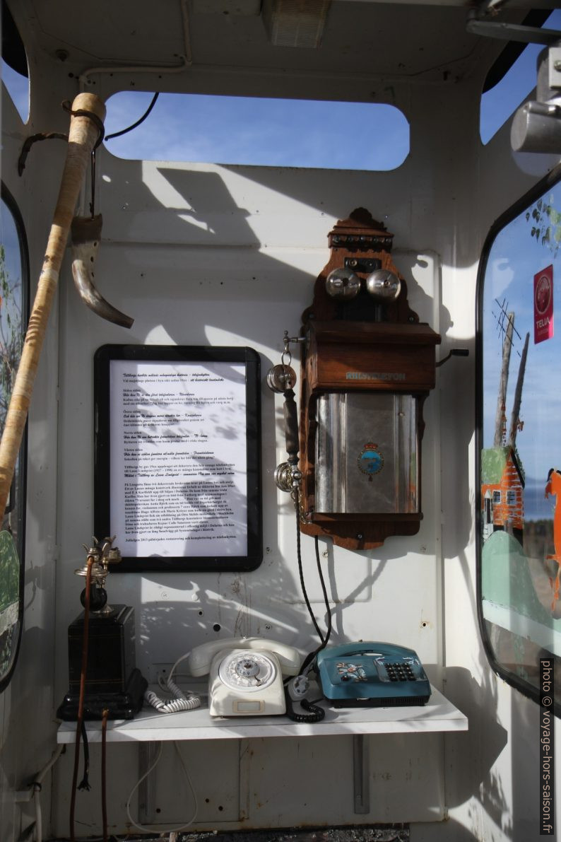 Cabine téléphonique avec appareil anciens à Tällberg. Photo © Alex Medwedeff