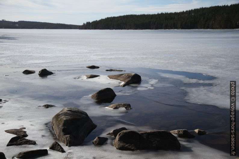 Le lac Rällsjön gelé. Photo © Alex Medwedeff
