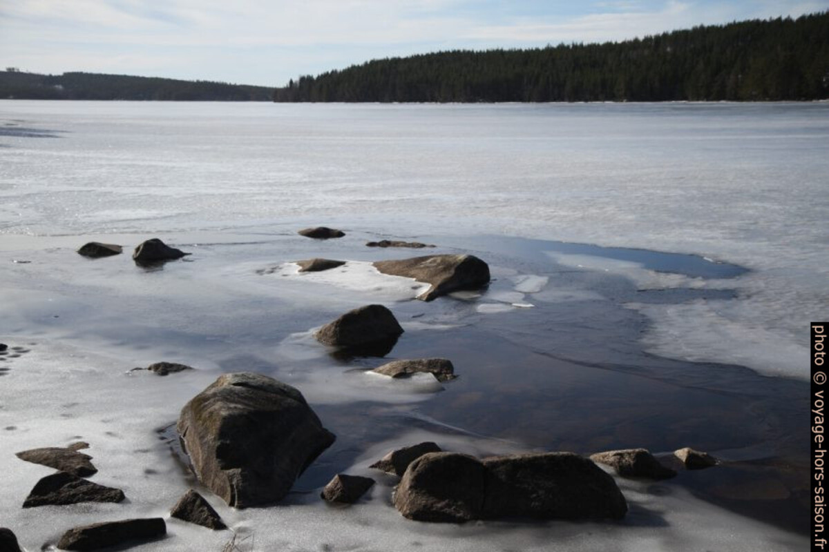 Le lac Rällsjön gelé. Photo © Alex Medwedeff