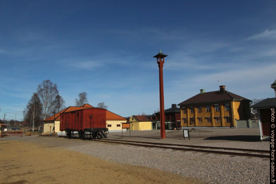 Ancien wagon de minerai et ancien immeuble administratif de Falun. Photo © André M. Winter