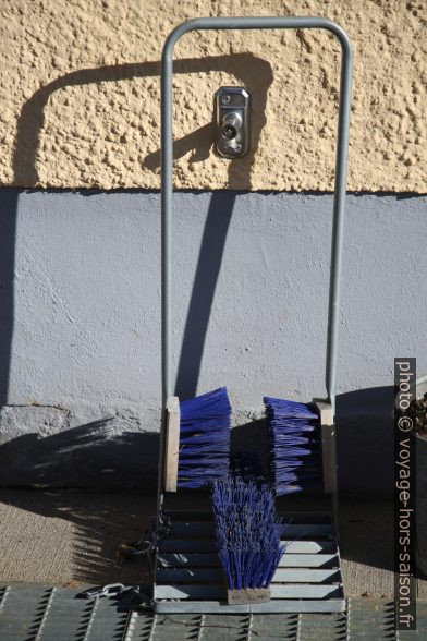 Brosses pour nettoyer les chaussures avant d'entrer. Photo © Alex Medwedeff