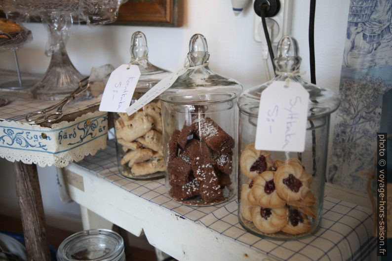 Petits gâteaux en bocal pour se servir. Photo © Alex Medwedeff