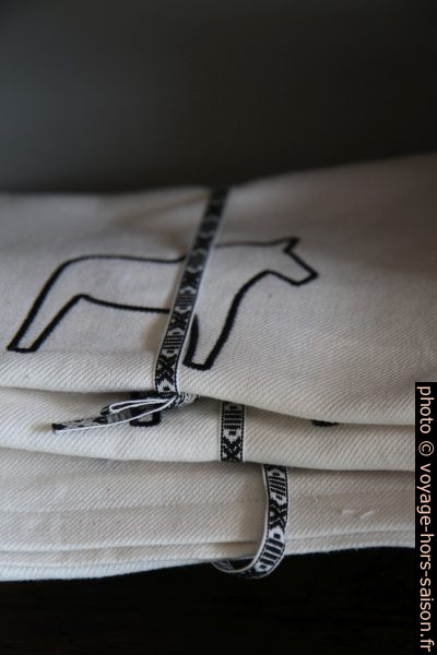 Serviettes avec le motif du Cheval de Dalécarlie. Photo © Alex Medwedeff