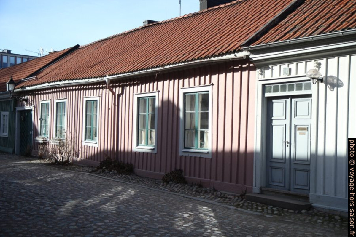 Petite maison rose au centre de Gävle. Photo © Alex Medwedeff