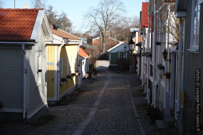 Ruelle du centre de Gävle avec petites maisons en bois. Photo © Alex Medwedeff