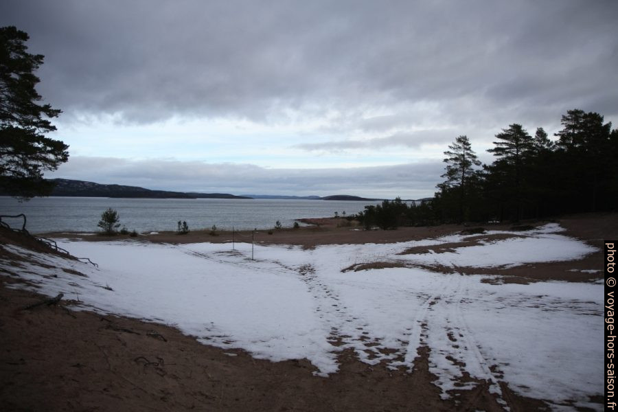 Storstrand avec filet de beach volley sous la neige. Photo © Alex Medwedeff