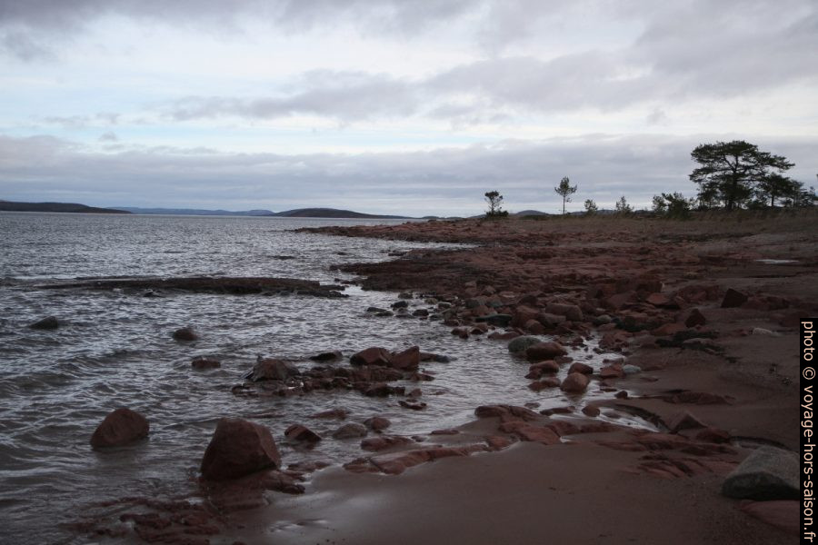 Côte rocheuse à l'est du Storstrand au bord du Ullångersfärden. Photo © Alex Medwedeff