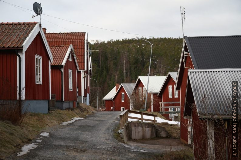 Rue entre les maisons de pêcheurs de Norrfällsviken. Photo © Alex Medwedeff