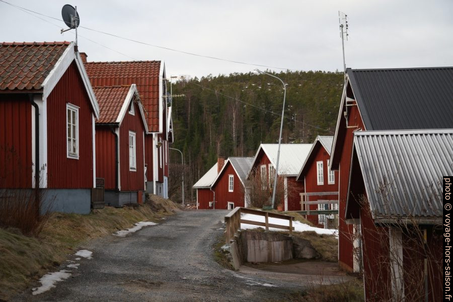 Rue entre les maisons de pêcheurs de Norrfällsviken. Photo © Alex Medwedeff