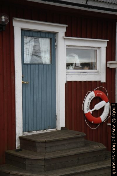 Bouée de sauvetage sur une ancienne maison de pêcheur de Norrfällsviken. Photo © Alex Medwedeff