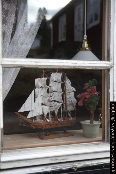 Bateau miniature derrière une fenêtre de Norrfällsviken. Photo © Alex Medwedeff