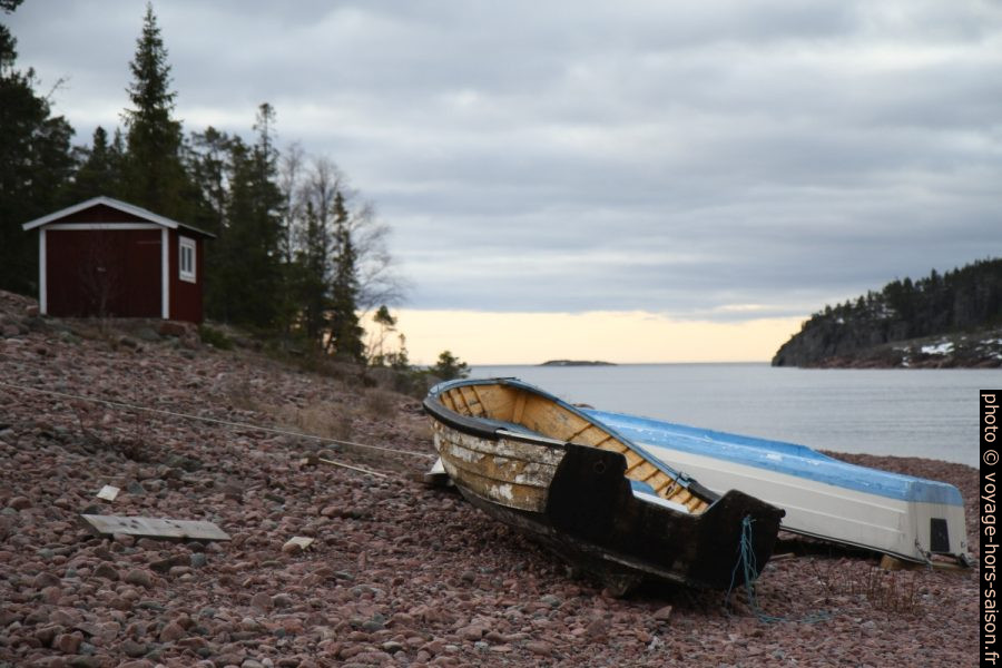 Bateaux au sec à la sortie de la baie Norrfällsviken. Photo © Alex Medwedeff