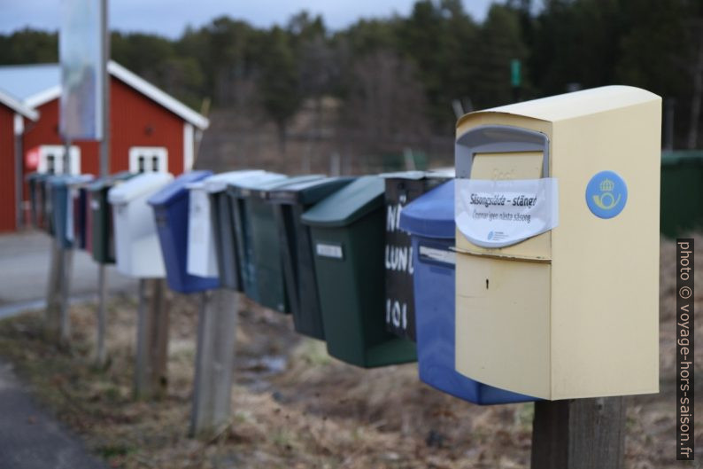 Rangée de boîtes à lettres à Norrfällsviken. Photo © Alex Medwedeff