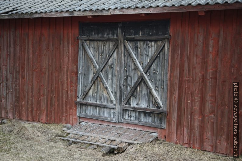 Porte d'une grange. Photo © Alex Medwedeff