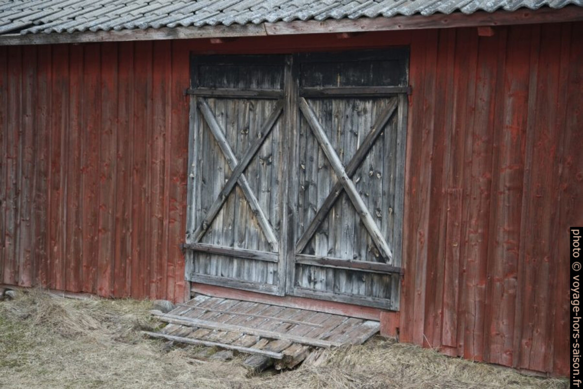 Porte d'une grange. Photo © Alex Medwedeff