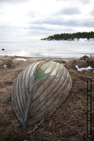 Petit bateau de pêche retourné à terre. Photo © Alex Medwedeff