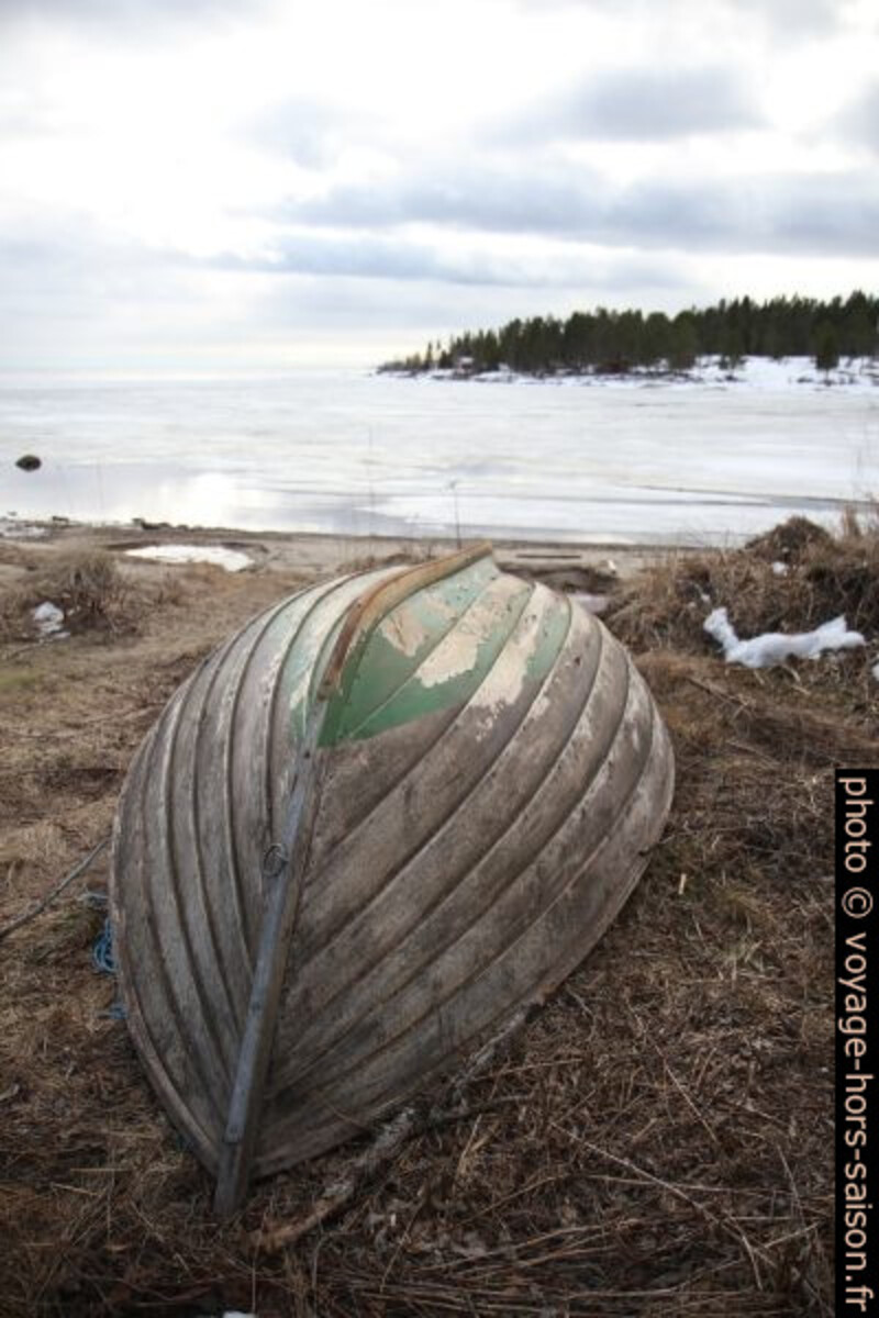 Petit bateau de pêche retourné à terre. Photo © Alex Medwedeff