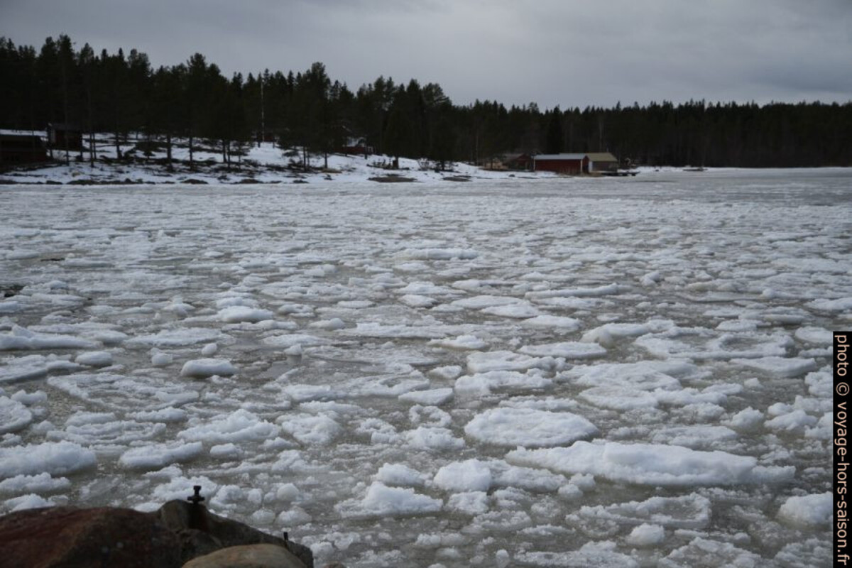 Glaçons chamboulés par les vagues dans la baie de Kallviken. Photo © Alex Medwedeff