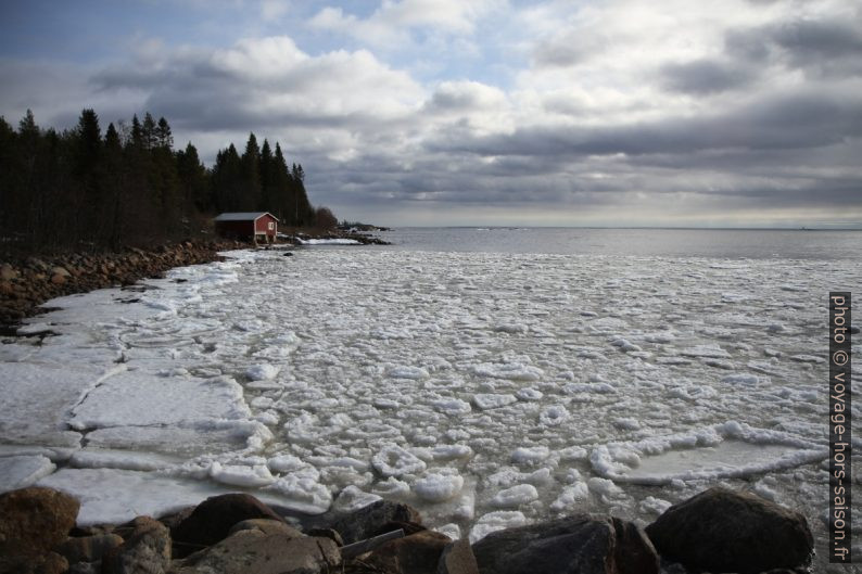 Baie Kallviken avec glaçons chamboulés par les vagues. Photo © Alex Medwedeff