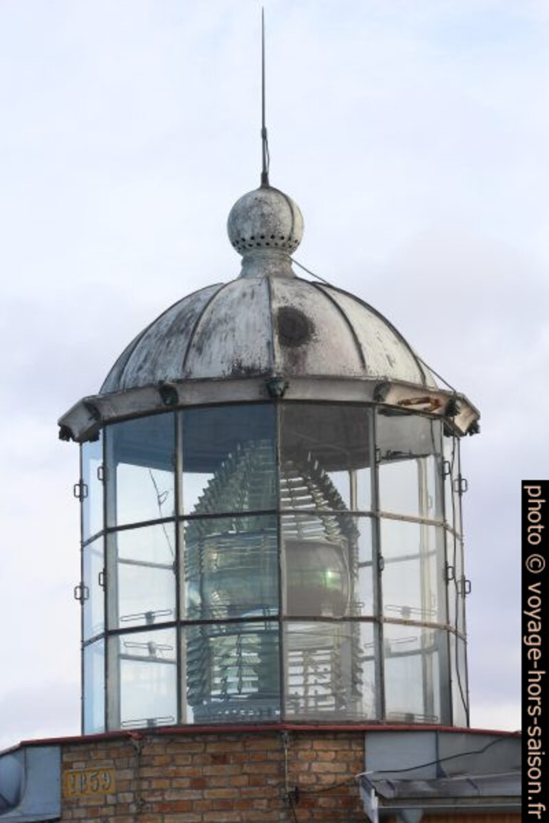 Lanterne du Phare de Bjuröklubb avec sa lentille de Fresnel. Photo © André M. Winter