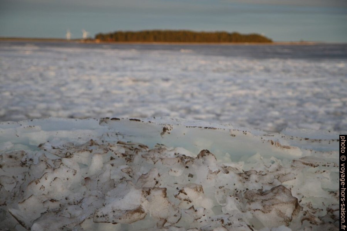 Glace empilée par le vent sur la plage Pite Havsbad. Photo © Alex Medwedeff