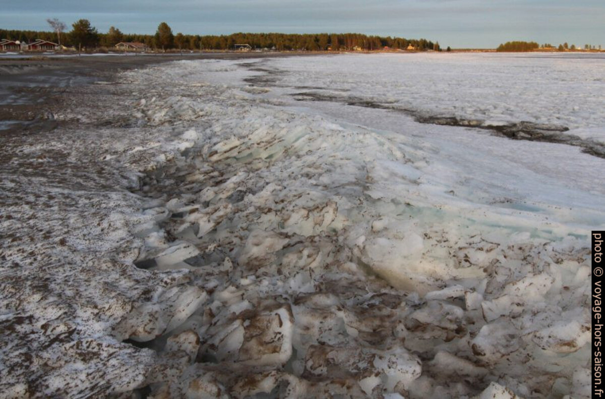 Glace empilée par le vent sur la plage Pite Havsbad. Photo © André M. Winter