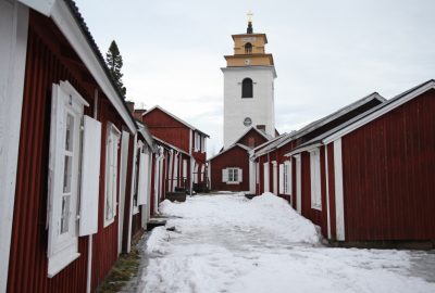 Maisons et clocher du village-église de Gammelstad. Photo © Alex Medwedeff