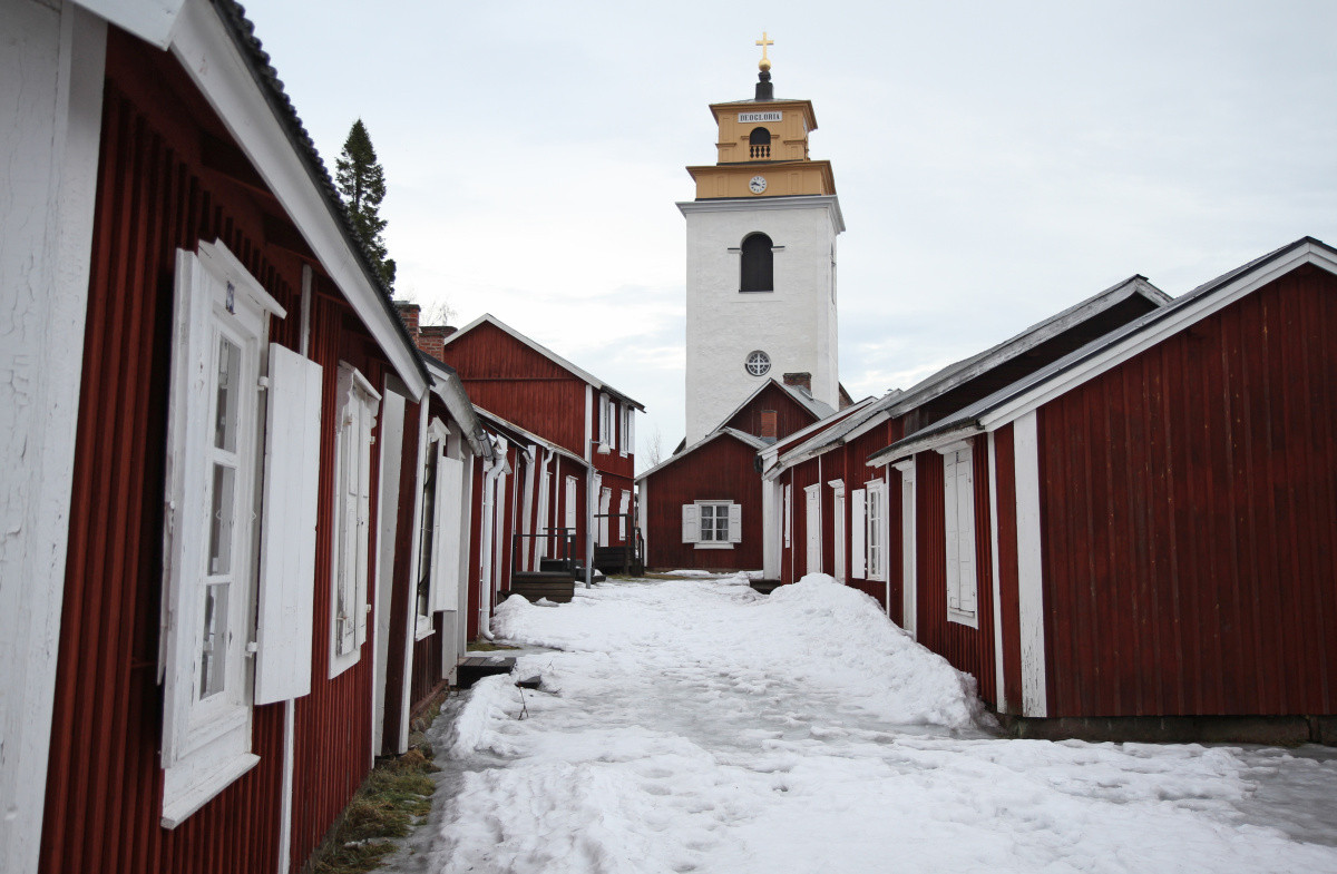 Maisons et clocher du village-église de Gammelstad. Photo © Alex Medwedeff
