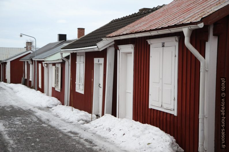 Rangée de petites maisons du village-église de Gammelstad. Photo © Alex Medwedeff